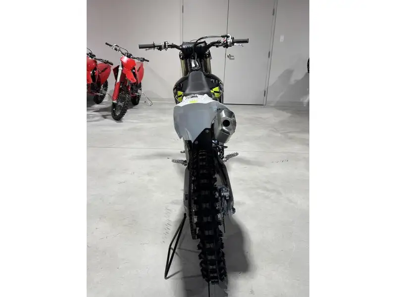 2025 Triumph TF 250-E, černá, dovoz Kanada — foto 3 z 11