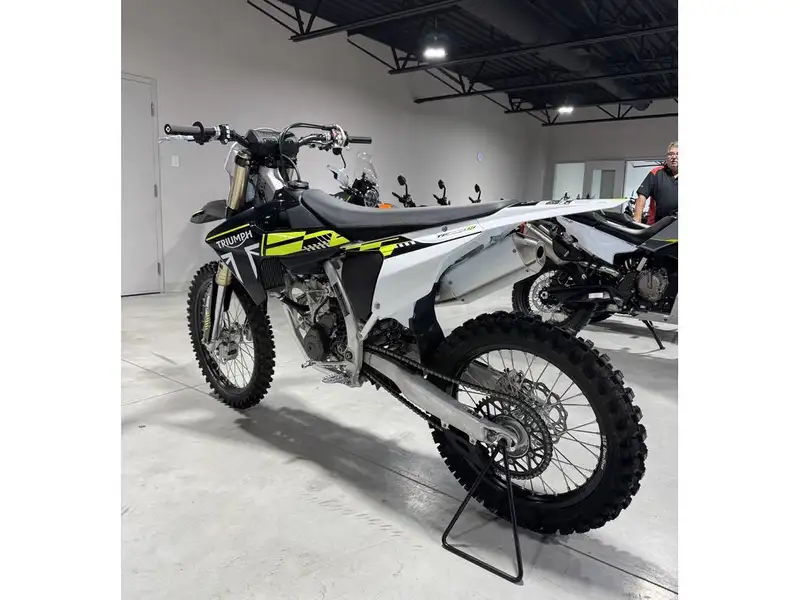 2025 Triumph TF 250-E, černá, dovoz Kanada — foto 4 z 11