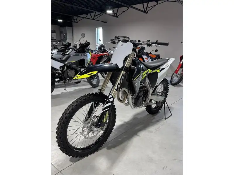 2025 Triumph TF 250-E, černá, dovoz Kanada — foto 6 z 11