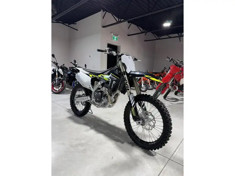 2025 Triumph TF 250-E, černá, dovoz Kanada — foto 8 z 11