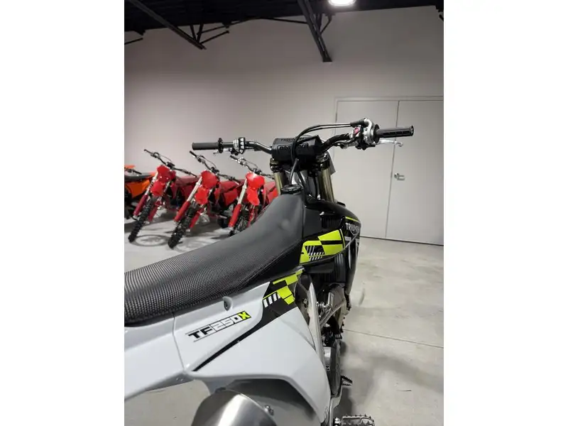 2025 Triumph TF 250-E, černá, dovoz Kanada — foto 9 z 11