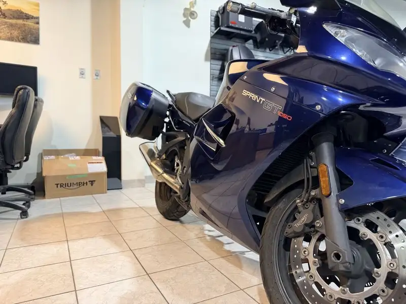 2011 Triumph Sprint, 58 418 km, dovoz Kanada — foto 6 z 8