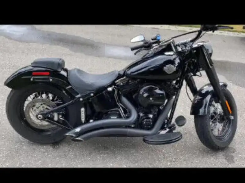 2017 Harley-Davidson Softail, černá, 9 800 km, dovoz Kanada — foto 2 z 3