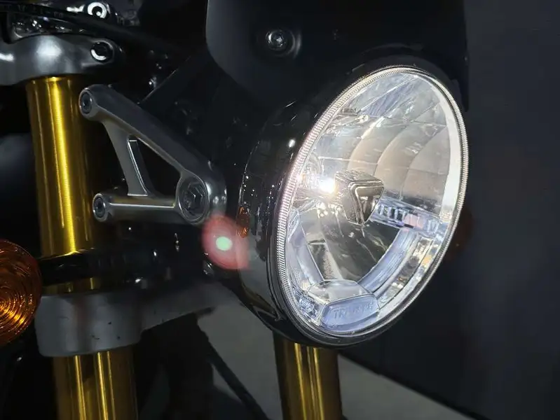 2018 Triumph Unspecified, černá, 1 926 km, dovoz Kanada — foto 5 z 12