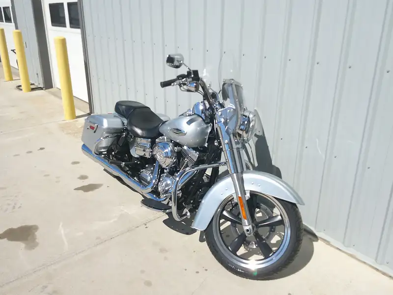2012 Harley-Davidson Switchback, stříbrná, 17 689 km, dovoz Kanada — foto 2 z 6
