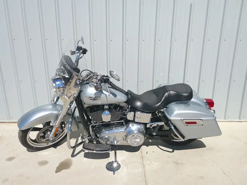 2012 Harley-Davidson Switchback, stříbrná, 17 689 km, dovoz Kanada — foto 4 z 6