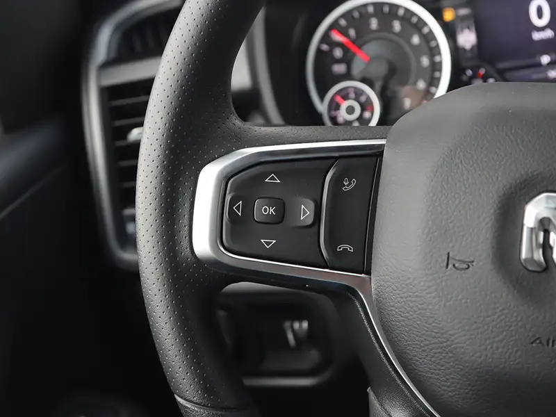 2027 RAM 1500 Warlock, bílá, 34 km, dovoz Kanada — foto 10 z 12