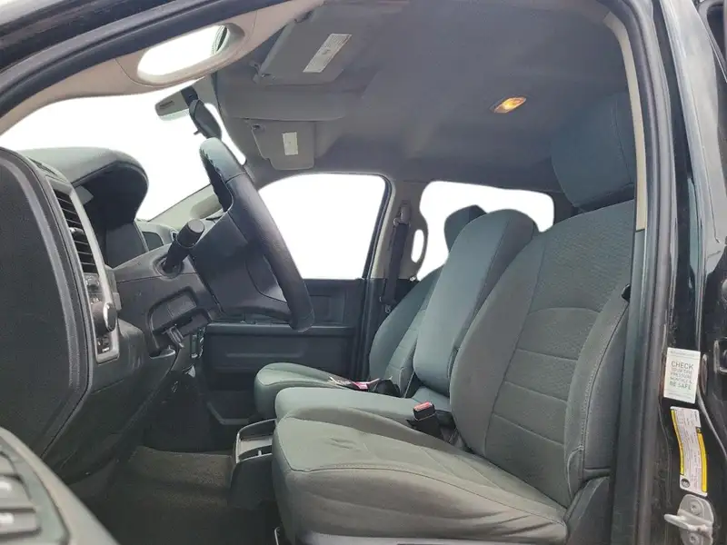 2015 RAM 1500 ST, černá, 155 273 km, dovoz Kanada — foto 8 z 12