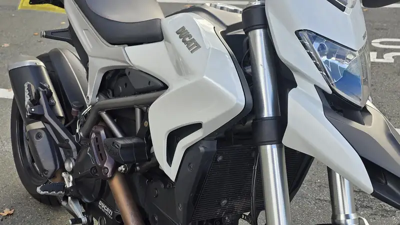 2013 Ducati Hyperstrada, bílá, 30 000 km, dovoz Kanada — foto 3 z 5