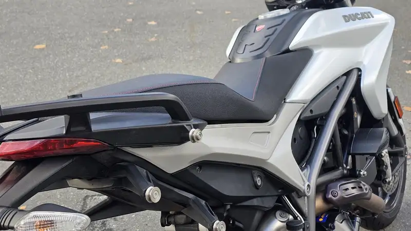 2013 Ducati Hyperstrada, bílá, 30 000 km, dovoz Kanada — foto 4 z 5