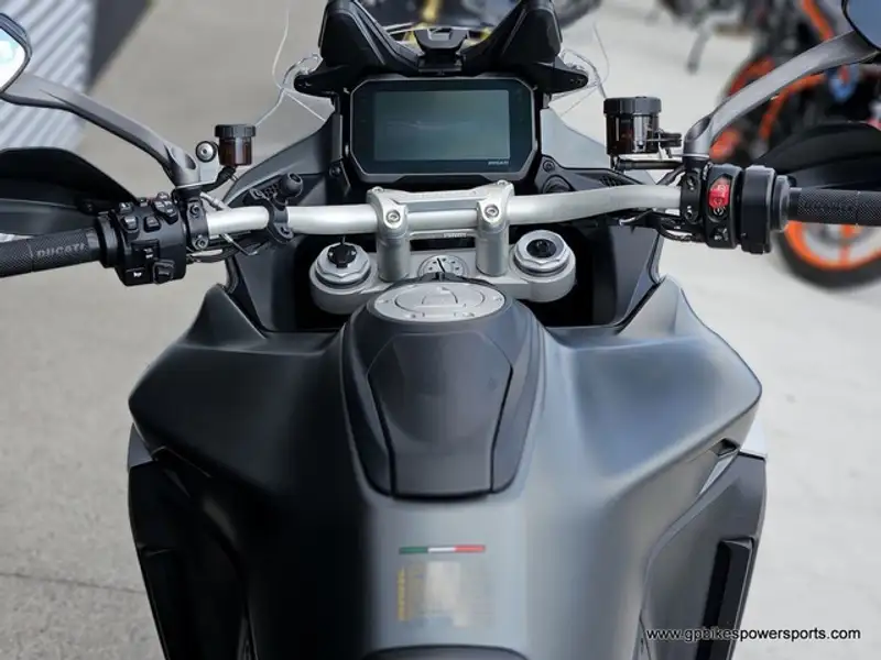 2023 Ducati Unspecified, šedá, 6 759 km, dovoz Kanada — foto 9 z 12