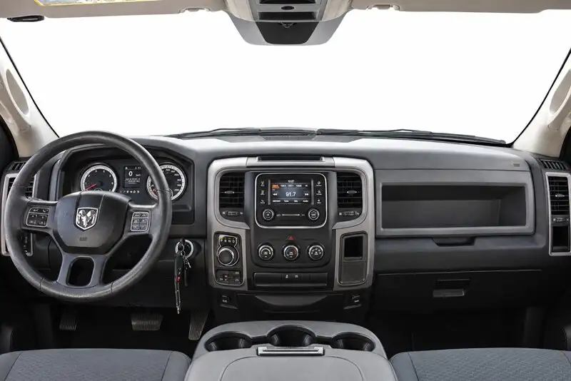 2017 RAM 1500 Express, modrá, 167 920 km, dovoz Kanada — foto 7 z 12