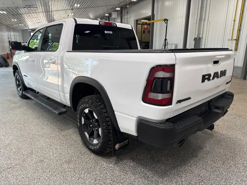 2022 RAM 1500 Crew Cab, bílá, 68 744 km, dovoz Kanada — foto 5 z 12