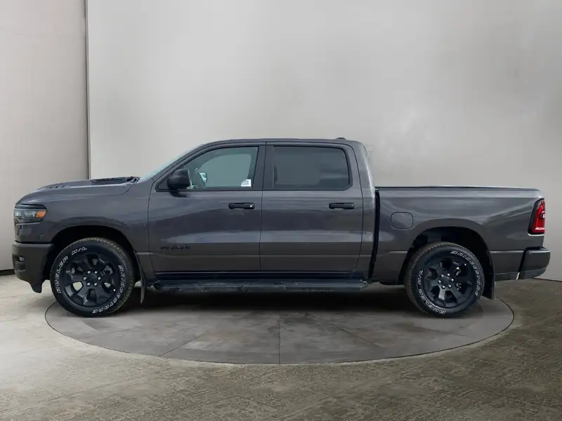 2026 RAM 1500 Express, šedá, 13 347 km, dovoz Kanada — foto 2 z 12