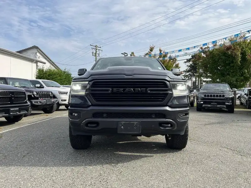 2020 RAM 1500 Crew Cab, šedá, 77 568 km, dovoz Kanada — foto 2 z 5