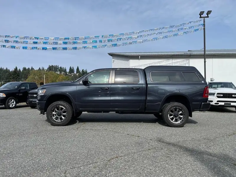 2020 RAM 1500 Crew Cab, šedá, 77 568 km, dovoz Kanada — foto 3 z 5