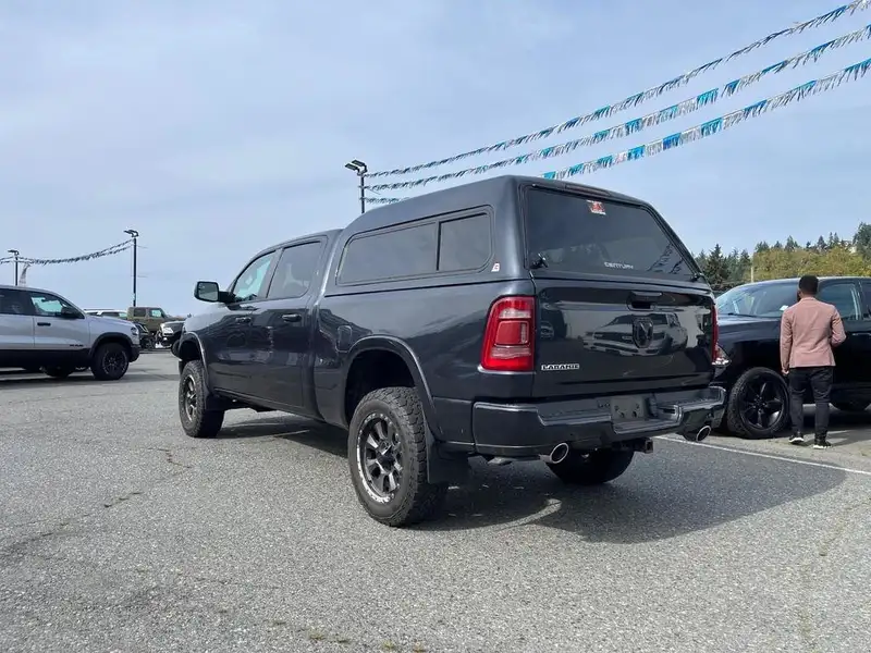 2020 RAM 1500 Crew Cab, šedá, 77 568 km, dovoz Kanada — foto 4 z 5