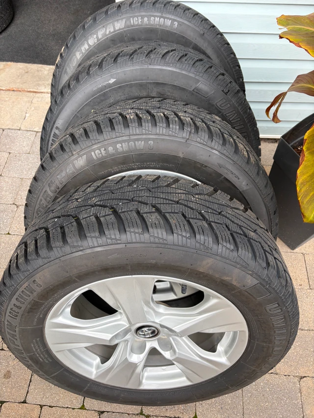 pneu hiver 225/65R17 et mag toyota - valeur 2600$, dovoz Kanada — foto 2 z 2