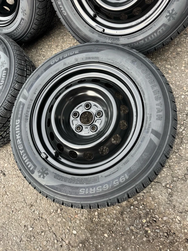 Toyota Corolla Matrix BRAND NEW Winter Tires on Rims 195 65 R15, dovoz Kanada — foto 2 z 5