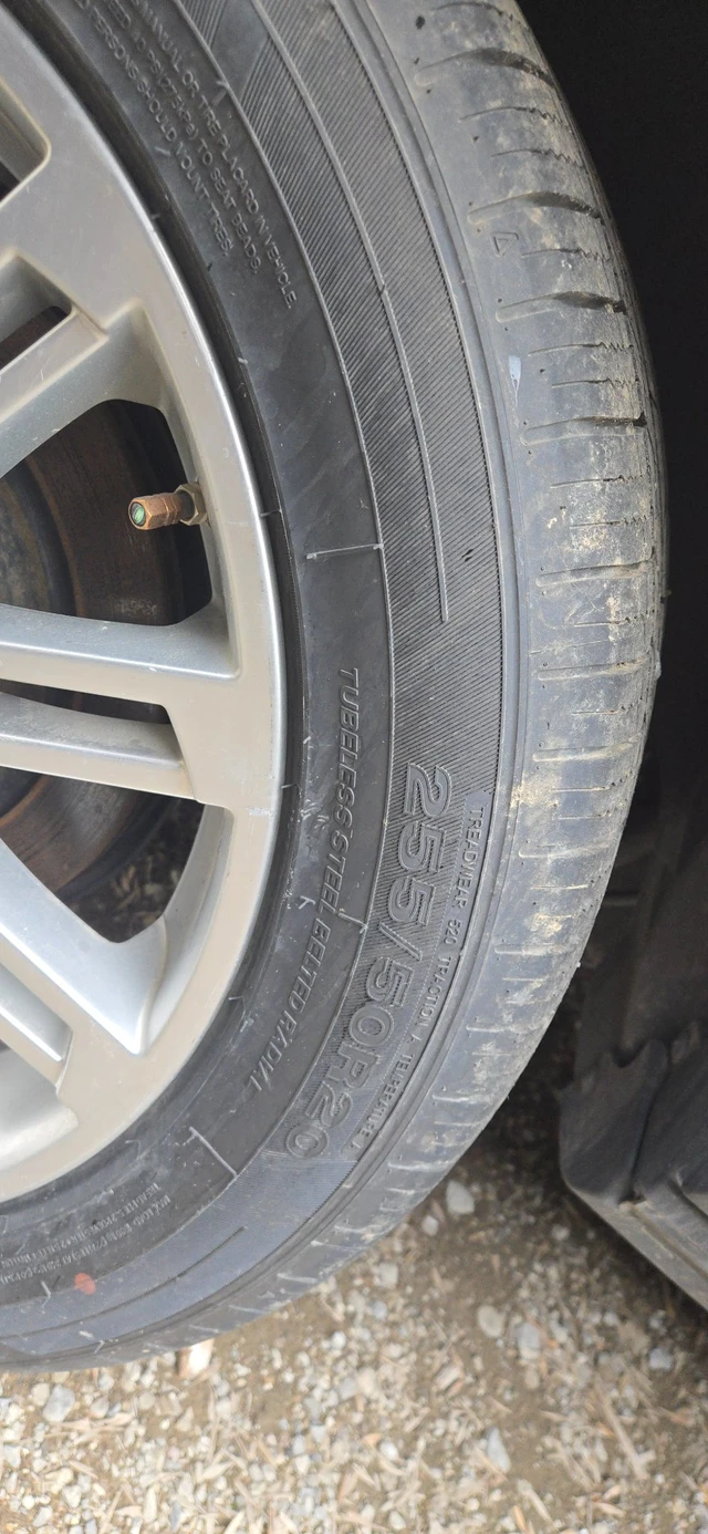 255/35r20 Pirelli Cinturato Tires+ Wheel - 2010 Land Rover Lr4, dovoz Kanada — foto 5 z 5