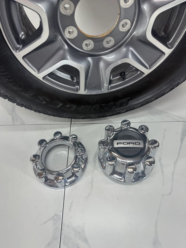 LT 275/70/18 Bridgestone Tires F250 F350 Rims 8x170 (demontovaný), dovoz Kanada — foto 4 z 5