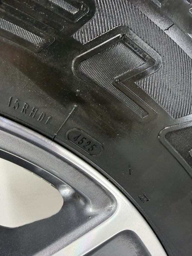 LT 275/70/18 Bridgestone Tires F250 F350 Rims 8x170 (demontovaný), dovoz Kanada — foto 5 z 5
