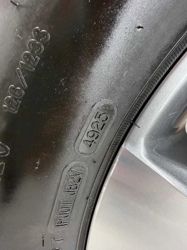 275/65/20 Goodyear 20" Chevy Rims 8x180 (Takeoffs) Free Shipping, dovoz Kanada — foto 2 z 5