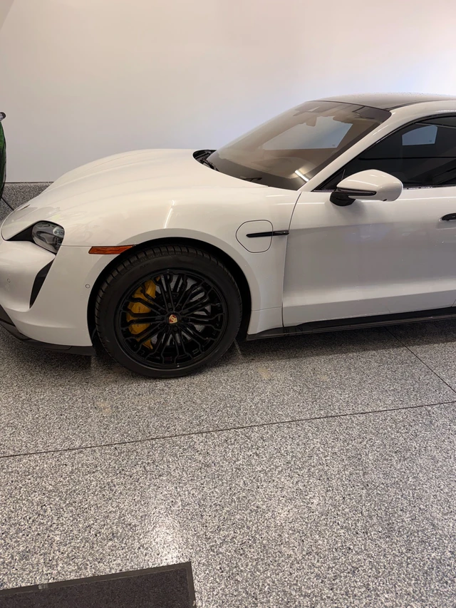20" Porsche Taycan Winter sada – Only 1,500km, dovoz Kanada — foto 2 z 4