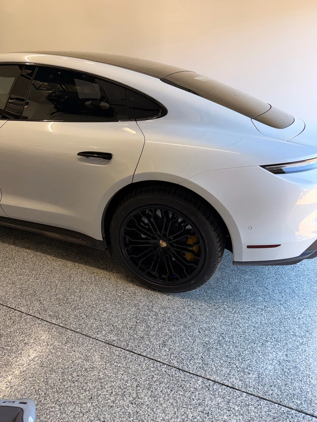 20" Porsche Taycan Winter sada – Only 1,500km, dovoz Kanada — foto 3 z 4