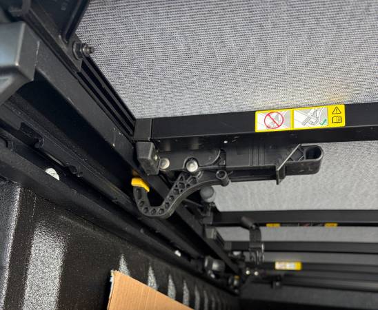 2019-2026 Ram 1500 with Rambox Tonneau Cover - Mopar 68581085AA, dovoz USA — foto 2 z 4