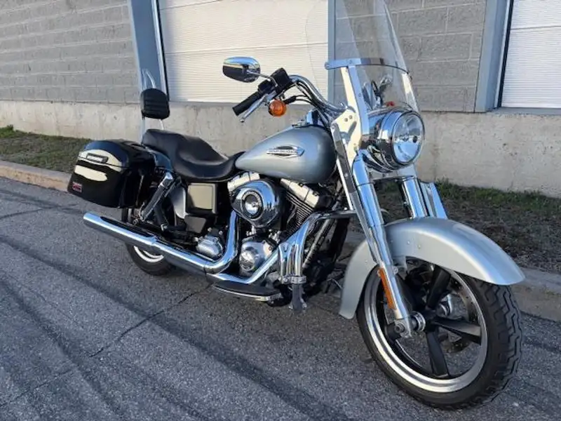 2012 Harley-Davidson Dyna Switchback FLD, stříbrná, 37 374 km, dovoz Kanada — foto 2 z 8