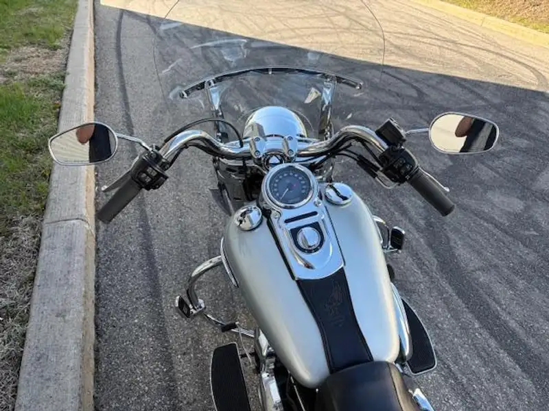2012 Harley-Davidson Dyna Switchback FLD, stříbrná, 37 374 km, dovoz Kanada — foto 4 z 8