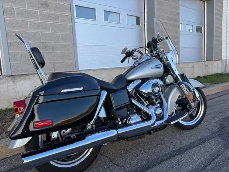 2012 Harley-Davidson Dyna Switchback FLD, stříbrná, 37 374 km, dovoz Kanada — foto 7 z 8