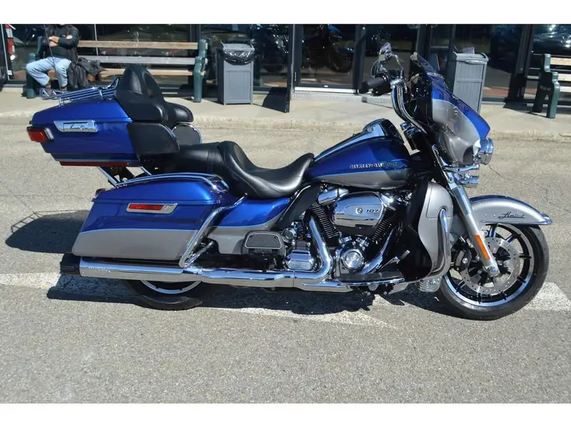2017 Harley-Davidson FL FLHTK, modrá, 74 787 km, dovoz Kanada — foto 2 z 7