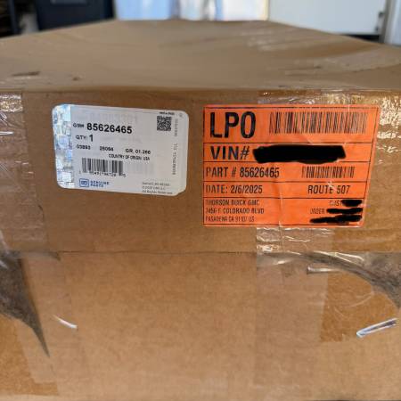 GMC Yukon Denali Ultimate Grille + Chrome Surround Gloss Black OE NEW, černá, dovoz USA — foto 4 z 5