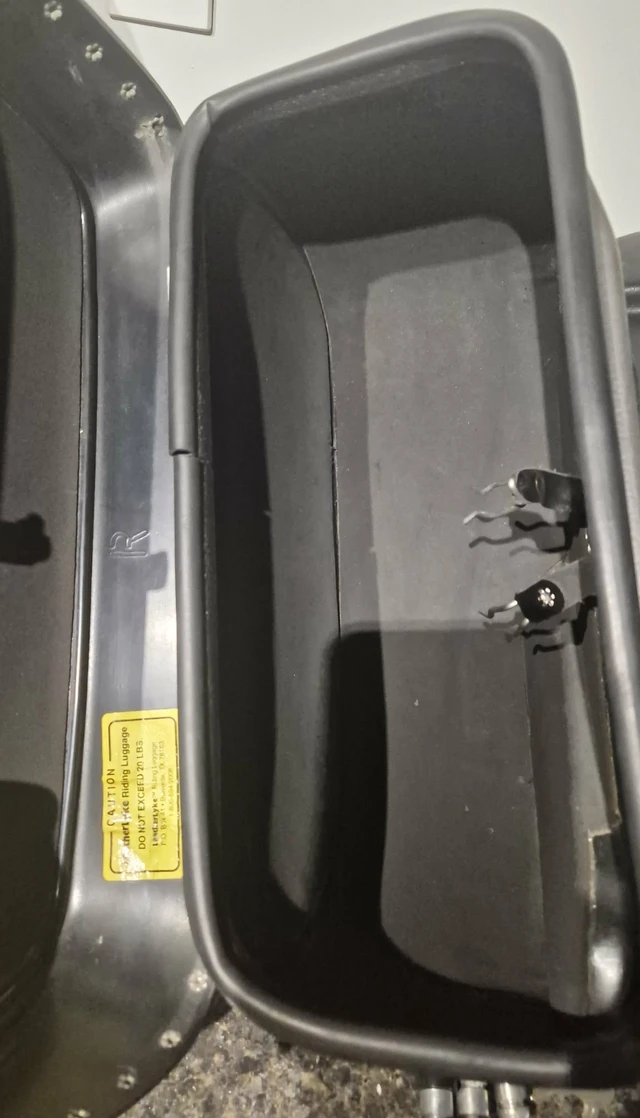 Honda Magna Vf750c Leatherlyke Hard Saddlebags – Mounts & Keys, dovoz Kanada — foto 4 z 5