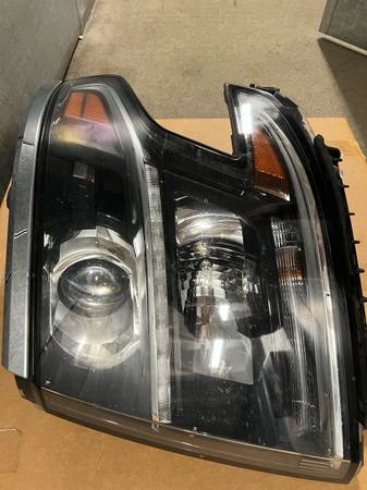 2015-2020 Chevy Tahoe/Suburban LH left-driver side Xenon-HID Headlight OEM, dovoz USA — foto 2 z 12