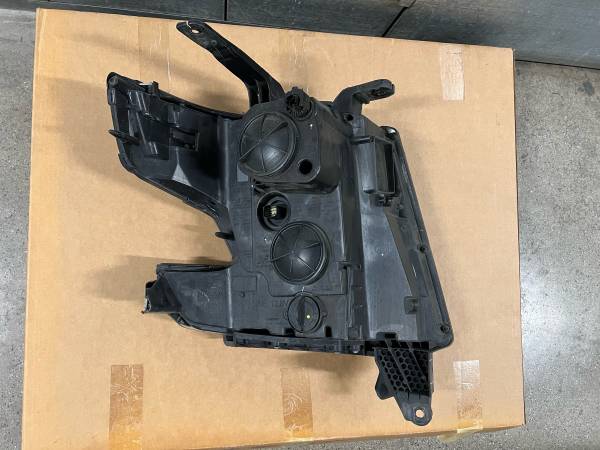 2015-2020 Chevy Tahoe/Suburban LH left-driver side Xenon-HID Headlight OEM, dovoz USA — foto 7 z 12