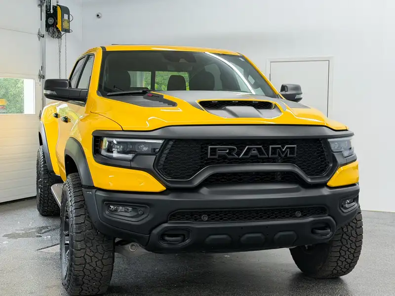 2023 RAM 1500, žlutá, 19 000 km, dovoz Kanada — foto 8 z 12