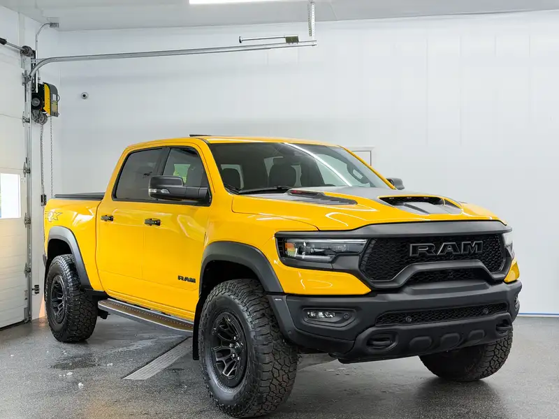 2023 RAM 1500, žlutá, 19 000 km, dovoz Kanada — foto 9 z 12