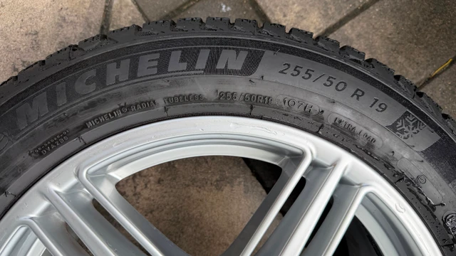 Michelin X-Ice Winter Tires, Original Porsche Macan Rims (TPMS), dovoz Kanada — foto 2 z 5