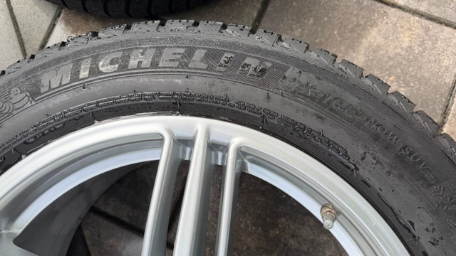 Michelin X-Ice Winter Tires, Original Porsche Macan Rims (TPMS), dovoz Kanada — foto 3 z 5