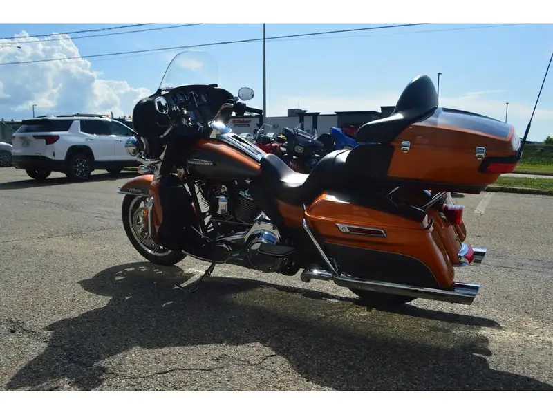 2016 Harley-Davidson Electra Glide, oranžová, dovoz Kanada — foto 4 z 6