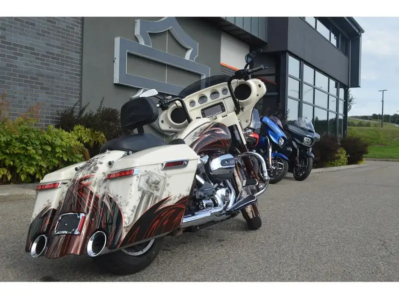2017 Harley-Davidson Electra Glide, bílá, dovoz Kanada — foto 2 z 7