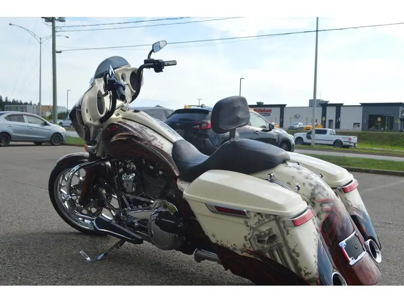 2017 Harley-Davidson Electra Glide, bílá, dovoz Kanada — foto 4 z 7