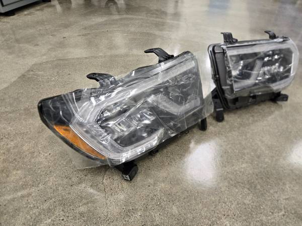 Genuine TOYOTA SEQUOIA / TUNDRA Headlights, dovoz USA — foto 2 z 12
