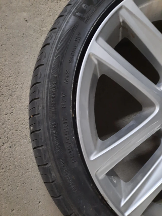 Lexus Factory OE 17" Silver Alloy Wheel Rims., stříbrná, dovoz Kanada — foto 2 z 3
