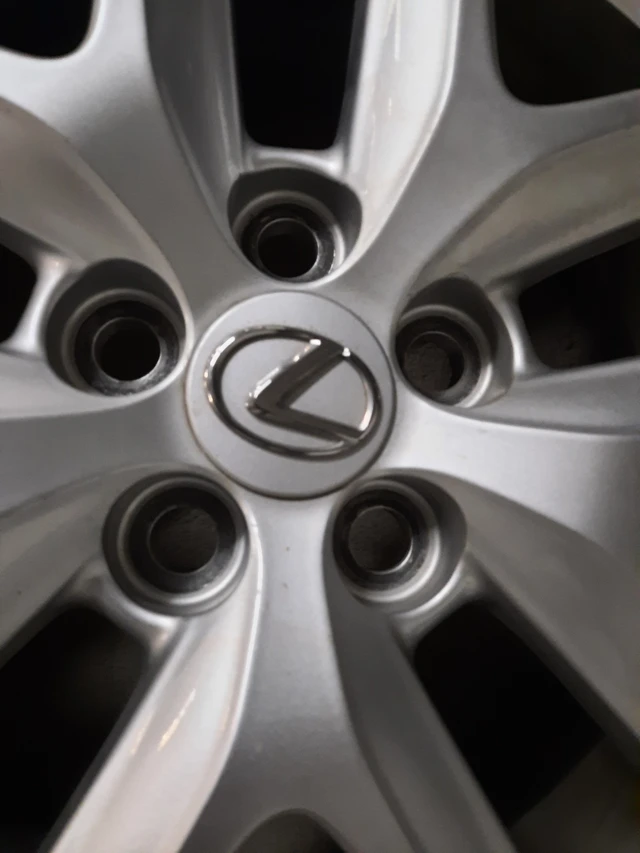 Lexus Factory OE 17" Silver Alloy Wheel Rims., stříbrná, dovoz Kanada — foto 3 z 3