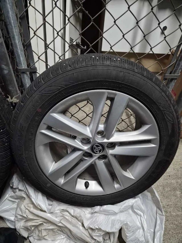 16 Inch OE Factory Toyota Corolla All Season Rims and Tires, dovoz Kanada — foto 2 z 5