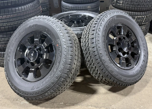 2016–2026 F-250/F-350 18” Black Rims & Bridgestone A/T Tires, černá, dovoz Kanada — foto 2 z 5